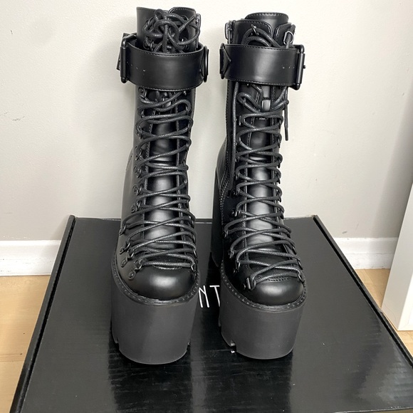 BLACK, Sizes 7us
Synthetic Upper EVA Sole
6" Heel
3" Platform
Never used. - Picture 1 of 4